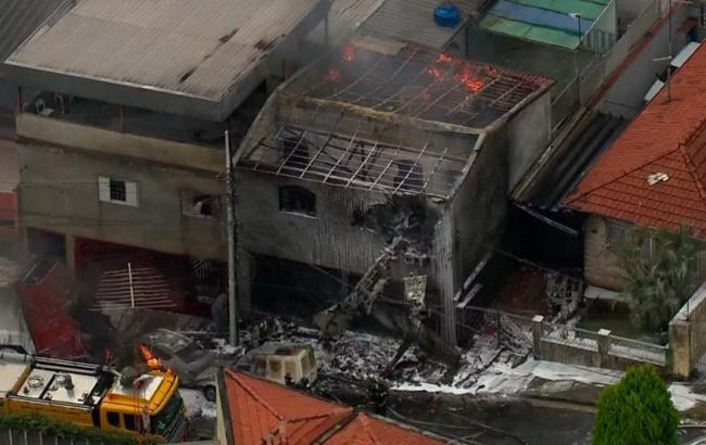 В Бразилии легкомоторный самолет упал на дома, есть погибшие