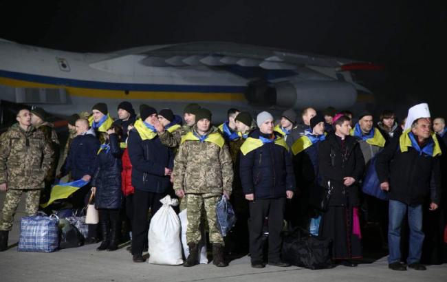 Літаки зі звільненими заручниками приземлилися в "Борисполі"
