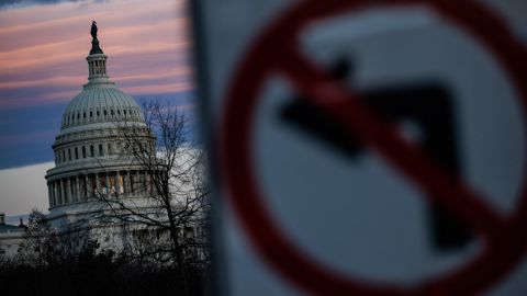 США заборонили поставку в РФ доларових банкнот