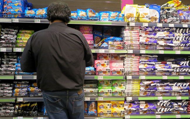 Из-за рекордных цен американцы вынуждены урезать расходы на продукты и развлечения