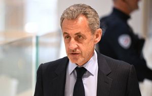 Колишній президент Франції Ніколя Саркозі достроково вийшов з в'язниці