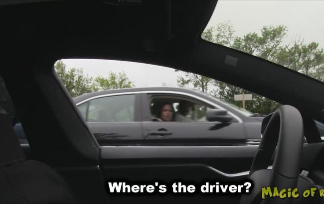 Невидимий водій Tesla кинув сусідів по трасі в здивування