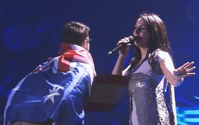 Во время выступления Джамалы в финале Евровидения 2017 "засветился" обнаженный фанат