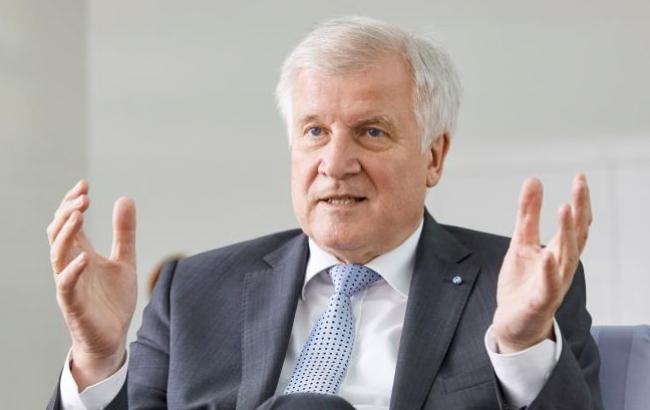 Глава МВД Германии исключил высылку беженцев в Сирию
