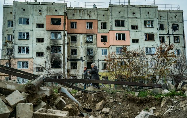 РФ по артиллерии обстреляла общежитие в Херсоне: в ОВА показали последствия удара