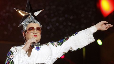 Верка Сердючка в белых колготках покаталась на банане (фото)