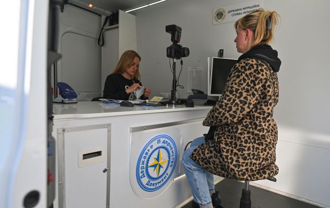 Украинцы за границей больше не смогут оформить паспорт, когда захотят: что произошло