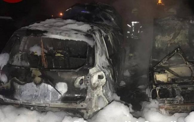 В Киеве на Оболони сгорели два автомобиля, один поврежден