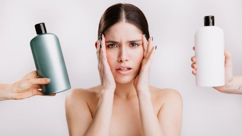 Шампунь может вызвать акне и прыщи? Названы признаки, которые на это указывают