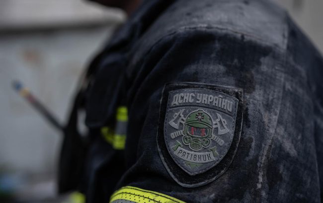 Рятувальники вилучили ракету, що впала біля приватного будинку в Полтавській області (фото)