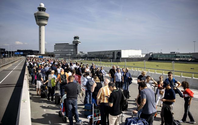 "Скасовуйте рейси". Аеропорт Амстердама платитиме по 350 євро за ануляцію квитків