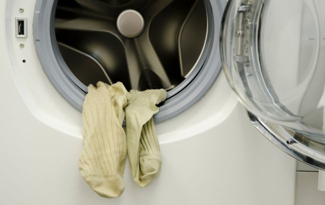 Як позбутися неприємного запаху шкарпеток під час прання: додайте лише один інгредієнт
