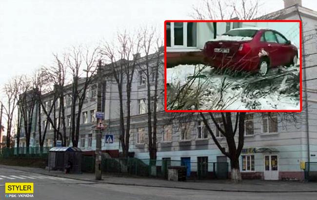 В Киеве авто снесло забор и врезалось в школу: подробности ДТП