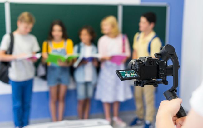 Шкільні фото у мережі: чи можна вчителям знімати дітей без згоди батьків