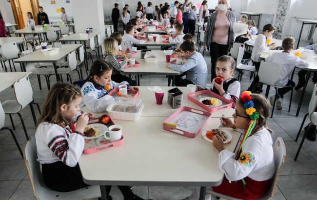 На обеды для школьников выделили почти 3 миллиарда гривен: кто будет питаться бесплатно