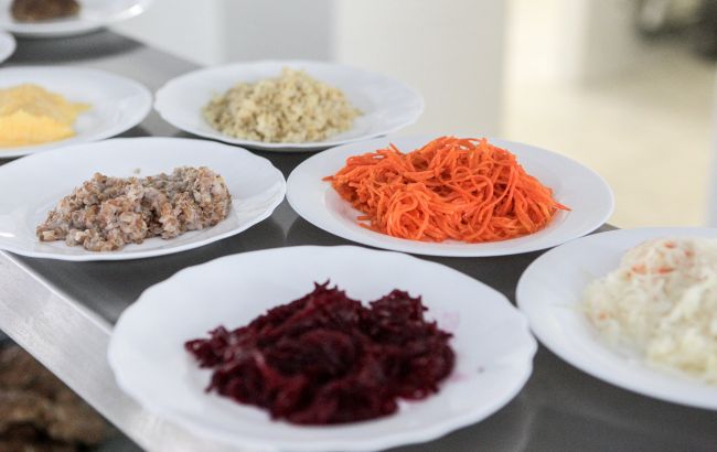 В одной из школ Киева дети заметили в макаронах таракана: детали скандала