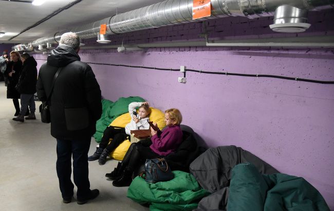 "Відсутність зв&rsquo;язку тисне на психіку": кияни вимагають забезпечити укриття інтернетом