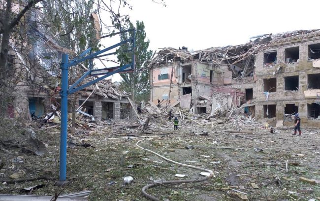 Ракетний удар по Краматорську. Під завалами зруйнованої школи можуть бути люди