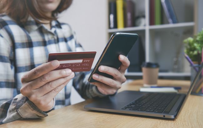 Фальшива реклама. У Польщі попереджають про нове шахрайство з банківськими картками