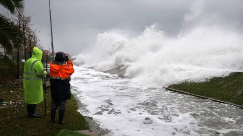 В Керченском проливе во время шторма столкнулись три российских судна: видео
