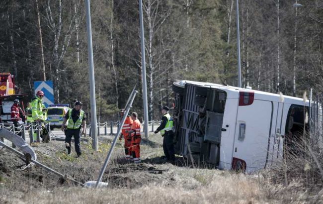 В Швеции перевернулся автобус с туристами