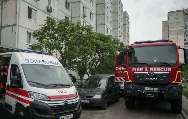 "Крик из стены": в Киеве мужчина застрял в вентиляции между этажами дома (фото, видео)