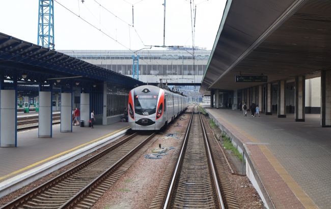 Поїзди знову їдуть: УЗ ліквідувала наслідки нічного обстрілу на Київщині