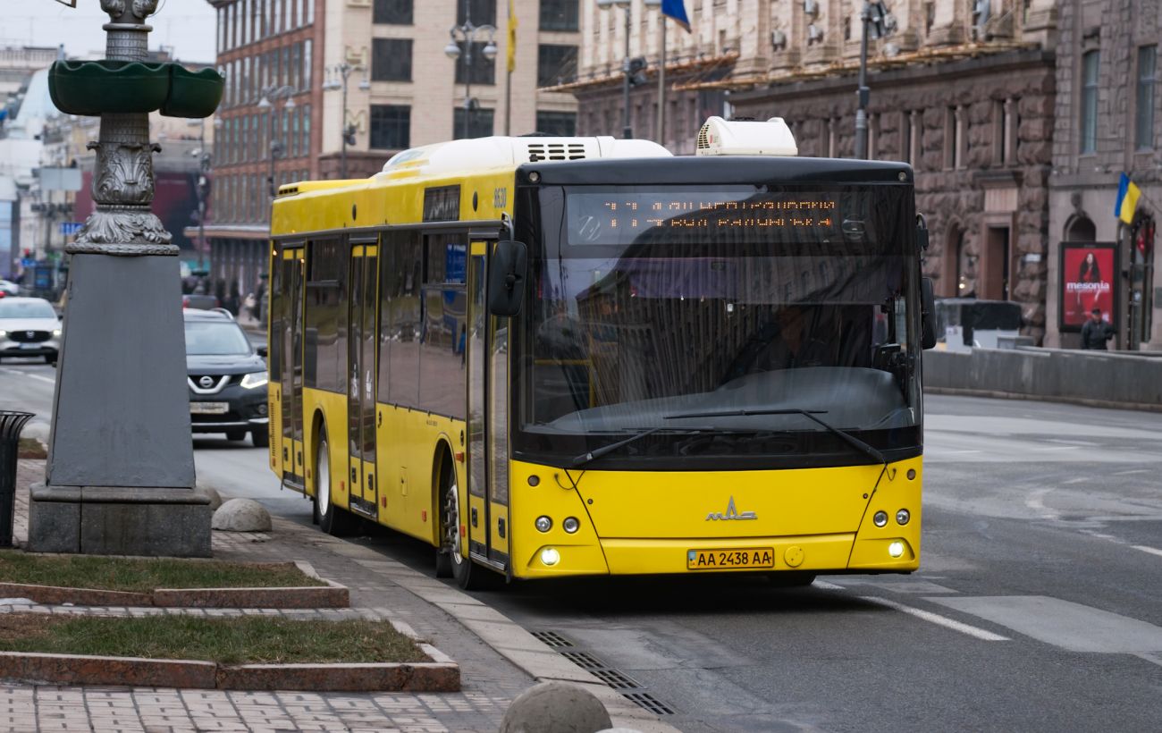 Автобуси в Києві поїдуть інакше: які маршрути змінять рух цими вихідними (список)