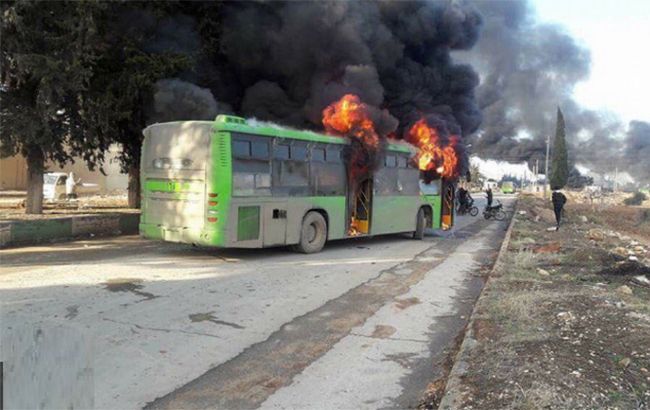 В Сирии автобус с гражданскими подорвался на мине, есть погибшие