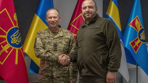 Сырский вместе с Умеровым поехали на фронт, чтобы осмотреть ситуацию, - Зеленский