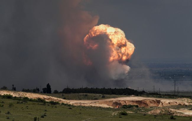 Взрывы на аэродроме в Крыму: СМИ показали спутниковые снимки последствий