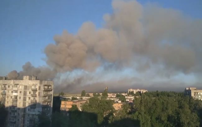 В оккупированном Шахтерске после взрывов загорелся склад боеприпасов (видео)