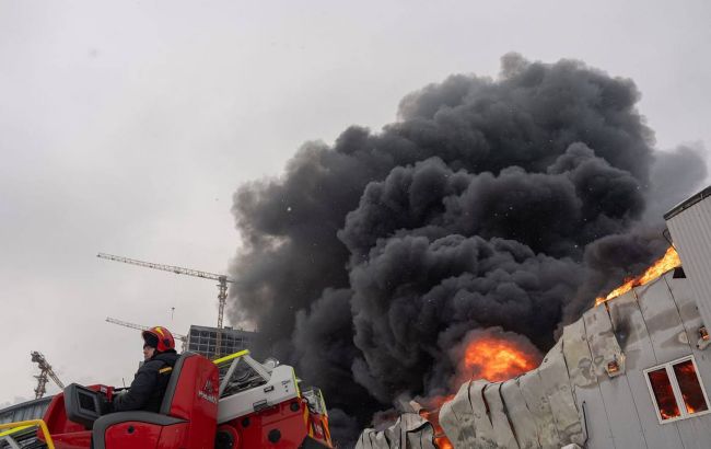 Пожежа на складах: в одному з районів Києва може бути забруднення повітря