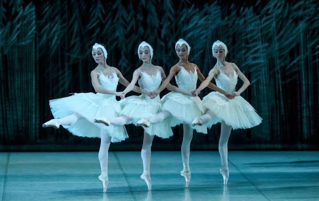 У річницю вторгнення РФ в Україну в Кремлі покажуть балет "Лебедине озеро"