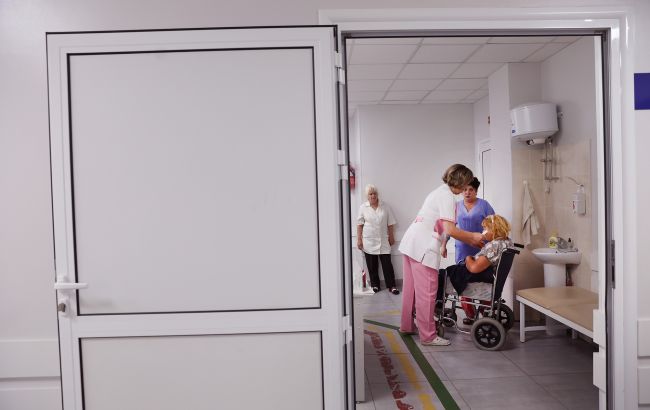 Медикам у зоні бойових дій підвищать зарплати: скільки отримуватимуть