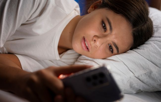 В Apple пояснили, чи безпечно спати біля смартфона на зарядці