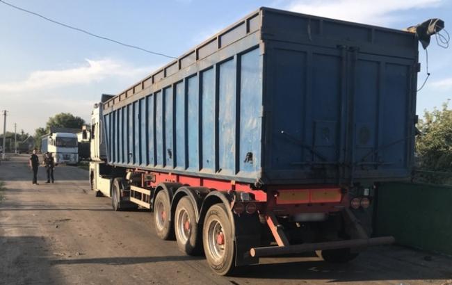 У Черкаській області затримали дві фури зі львівським сміттям