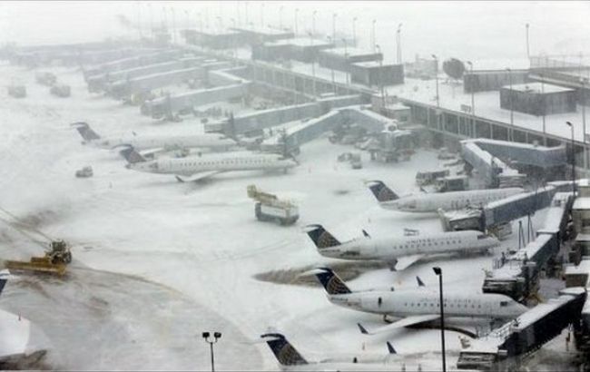 В аэропортах Чикаго отменили сотни рейсов из-за снежной бури
