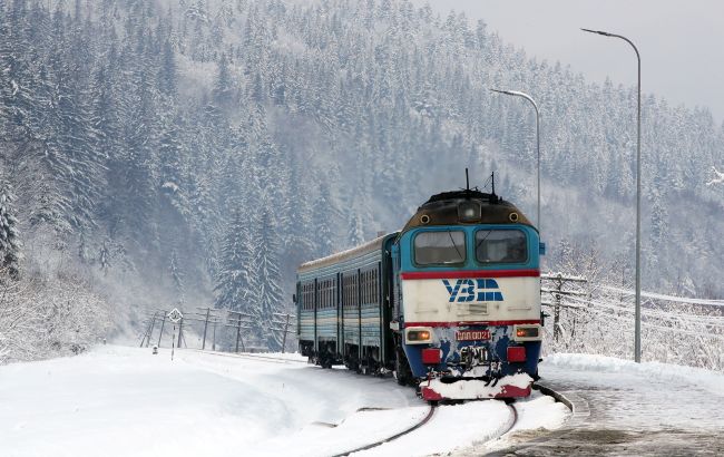 "Укрзализныця" изменила графики движения из-за непогоды: какие поезда задерживаются