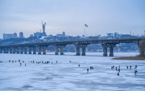 "Нові правила" проїзду мостом Патона у Києві - фейк: які обмеження діють насправді