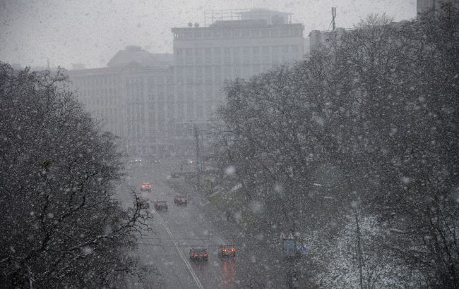 Киев с утра заметает снегом. Полиция дала советы водителям и пешеходам