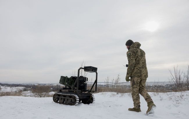 Лабораторії та ванни з водою: як в Україні тестують зимове взуття для військових