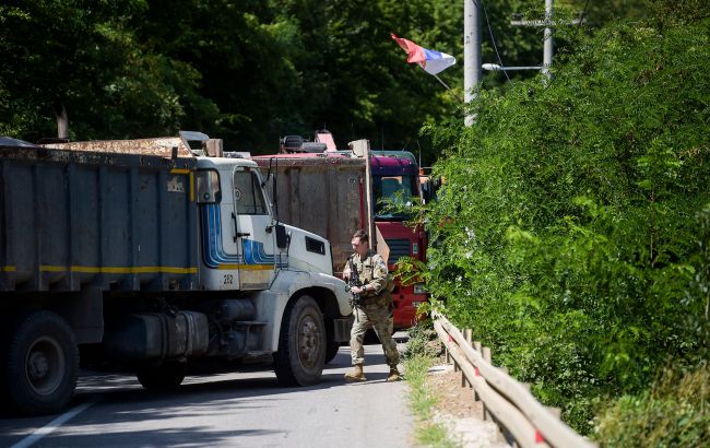 Сербы из Косово заблокировали баррикадами центр города Митровица