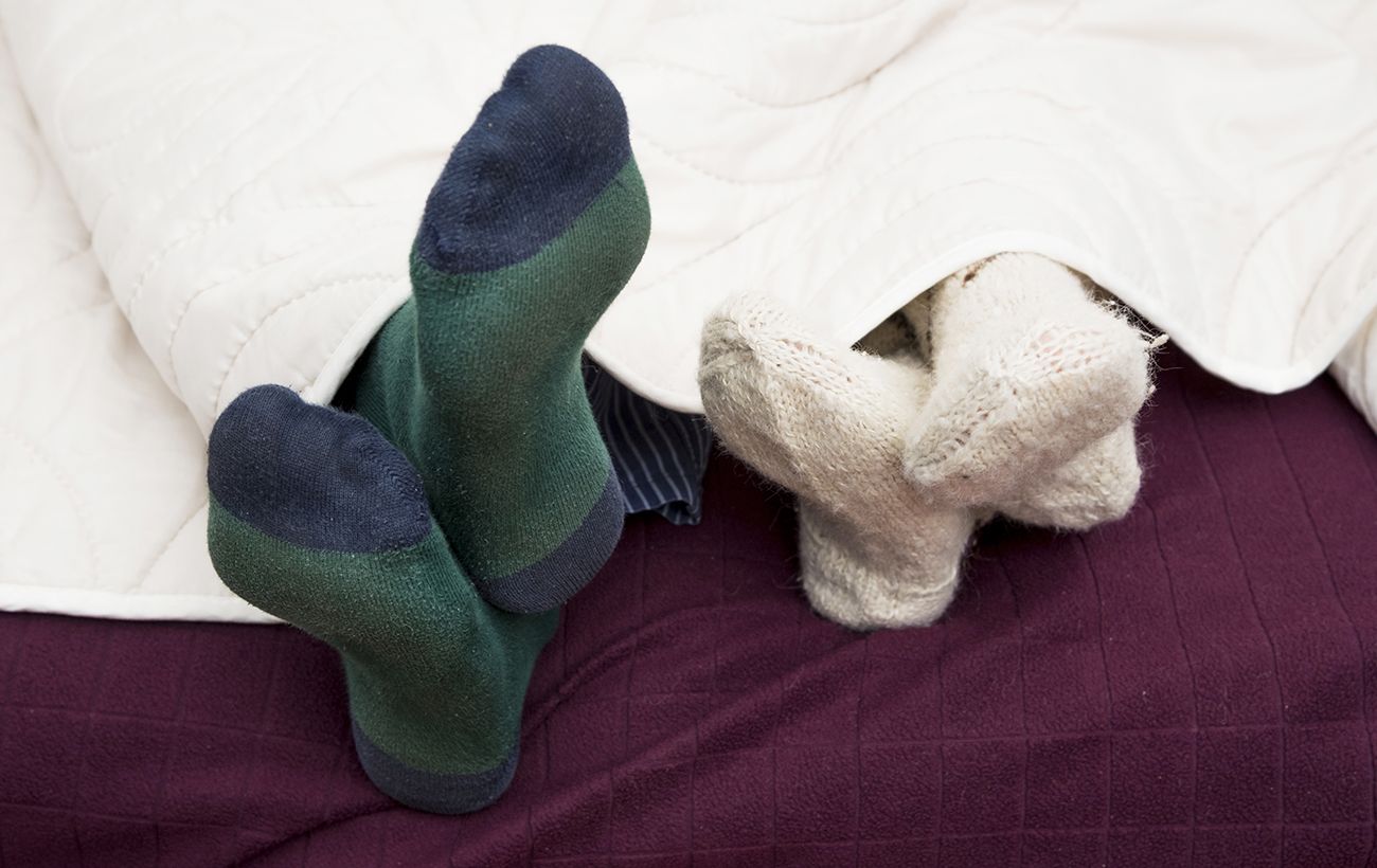 Почему нельзя спать в носках: опасность для здоровья и как это влияет на организм