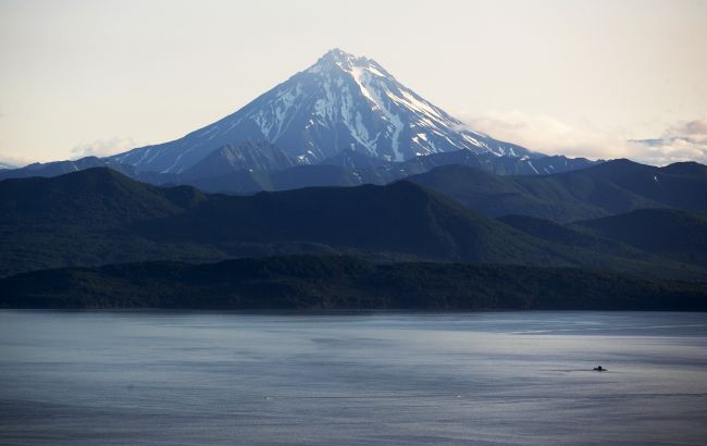 Проснулся самый высокий вулкан нашего континента: потоки лавы и искры видны за километры