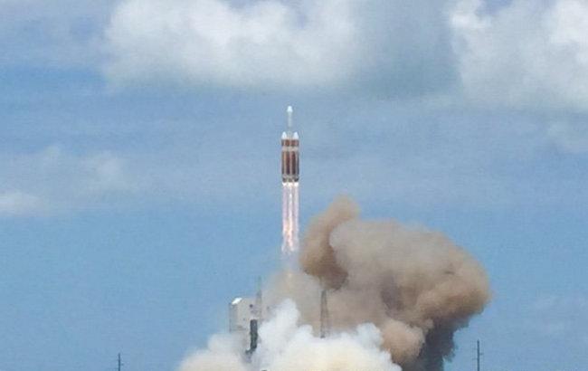 В США запустили ракету со спутником-разведчиком