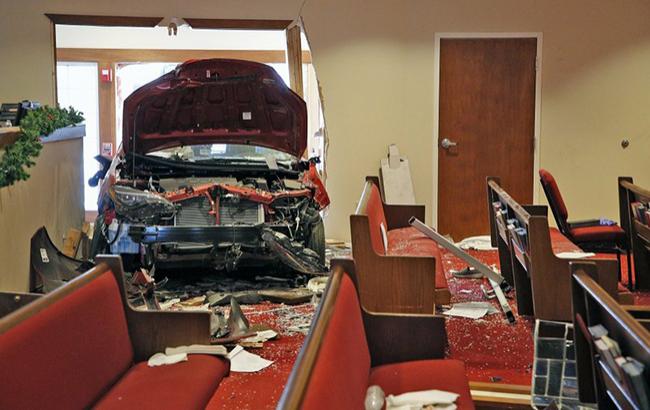 У США автомобіль в'їхав у церкву, є постраждалі