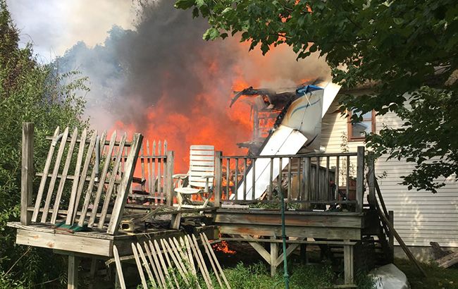 В США небольшой самолет упал на дом, есть жертва и пострадавшие