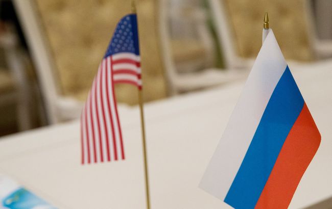 США не разрешат РФ проводить выплаты по долгу в долларах с американских счетов, - Reuters
