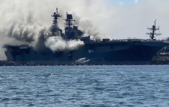 Корабль ВМС США может сгореть до ватерлинии